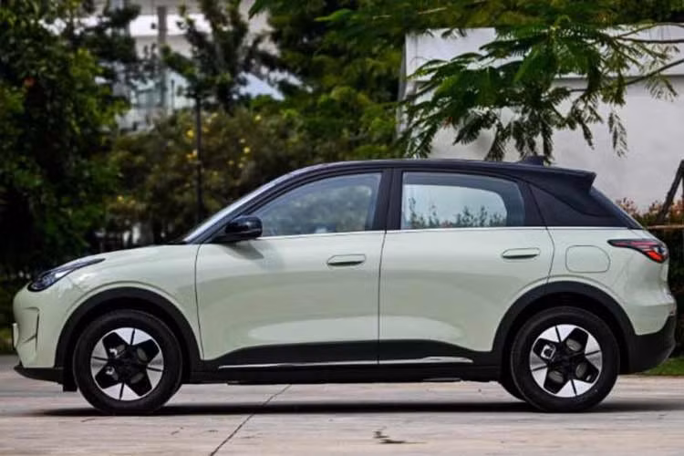 Geely EX2 vốn được biết đến với tên gọi Geome Xingyuan tại thị trường nội địa Trung Quốc. Xe gây ấn tượng ngay từ cái nhìn đầu tiên bằng ngôn ngữ thiết kế bo tròn chủ đạo. Tổng thể xe toát lên vẻ hiện đại, thân thiện với những đường nét mềm mại từ cụm đèn chiếu sáng LED dạng oval phía trước đến các chi tiết tay nắm cửa bán ẩn giúp giảm lực cản không khí.