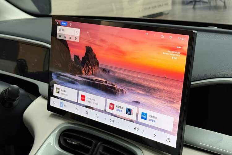 Không chỉ tập trung vào công nghệ, tính thực dụng cũng được đề cao khi hãng bố trí tới 36 vị trí chứa đồ thông minh khắp cabin. Nhờ lợi thế của nền tảng xe điện với sàn phẳng, không gian để chân hàng ghế sau cực kỳ thoải mái. Khoang hành lý của xe có thể mở rộng từ 375 lít lên đến 1.320 lít khi gập hàng ghế thứ hai, đáp ứng linh hoạt nhu cầu chở đồ cho những chuyến du lịch ngắn ngày.