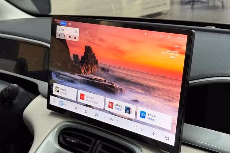 Không chỉ tập trung vào công nghệ, tính thực dụng cũng được đề cao khi hãng bố trí tới 36 vị trí chứa đồ thông minh khắp cabin. Nhờ lợi thế của nền tảng xe điện với sàn phẳng, không gian để chân hàng ghế sau cực kỳ thoải mái. Khoang hành lý của xe có thể mở rộng từ 375 lít lên đến 1.320 lít khi gập hàng ghế thứ hai, đáp ứng linh hoạt nhu cầu chở đồ cho những chuyến du lịch ngắn ngày.