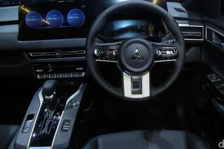 Đối với dòng Xforce, phiên bản đặc biệt được xây dựng từ nền tảng Ultimate Diamond Sense (DS) - biến thể cao cấp nhất hiện nay. Tương tự người anh em Destinator, Xforce cũng sở hữu hệ thống E-Mirror hiện đại. Bên cạnh đó, để tăng thêm vẻ cứng cáp và đa dụng cho mẫu SUV này, hãng đã bổ sung thêm thanh giá nóc và bộ logo đen đặc trưng của phiên bản kỷ niệm.