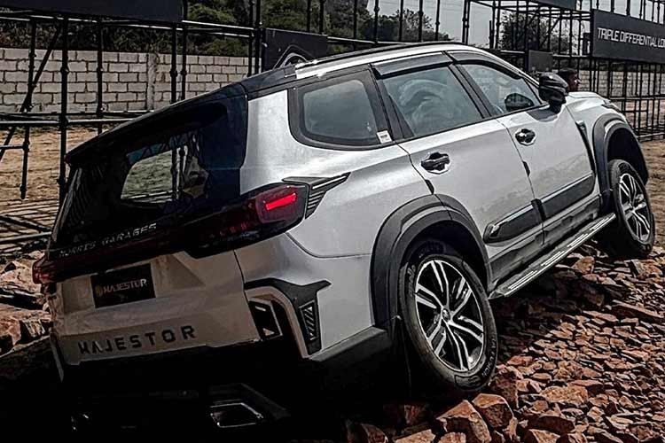 Được định vị cao hơn Gloster nhưng không trực tiếp thay thế, MG quảng bá Majestor 2026 là mẫu SUV hạng D+ đầu tiên tại Ấn Độ, khẳng định đây là chiếc SUV dài nhất, rộng nhất và cao nhất trong phân khúc. Với điều này, MG đặt mục tiêu tạo ra một phân khúc riêng biệt cao hơn so với các mẫu SUV hạng D thông thường và cung cấp một lựa chọn rộng rãi hơn, cao cấp hơn và tập trung vào khả năng vận hành trong phân khúc SUV khung gầm rời cỡ lớn.