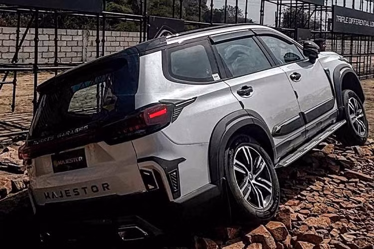 Được định vị cao hơn Gloster nhưng không trực tiếp thay thế, MG quảng bá Majestor 2026 là mẫu SUV hạng D+ đầu tiên tại Ấn Độ, khẳng định đây là chiếc SUV dài nhất, rộng nhất và cao nhất trong phân khúc. Với điều này, MG đặt mục tiêu tạo ra một phân khúc riêng biệt cao hơn so với các mẫu SUV hạng D thông thường và cung cấp một lựa chọn rộng rãi hơn, cao cấp hơn và tập trung vào khả năng vận hành trong phân khúc SUV khung gầm rời cỡ lớn.