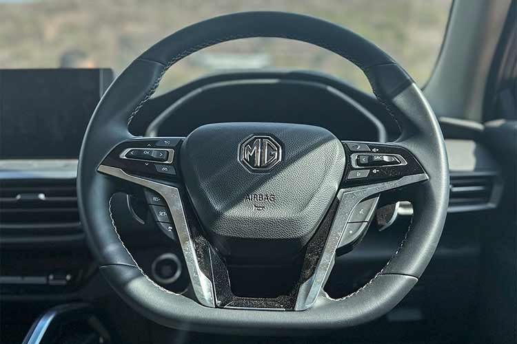 Mẫu SUV khung gầm dạng thang này cũng có khoảng sáng gầm 219mm và khả năng lội nước ở độ sâu 810mm, cho thấy khả năng vượt địa hình ấn tượng.