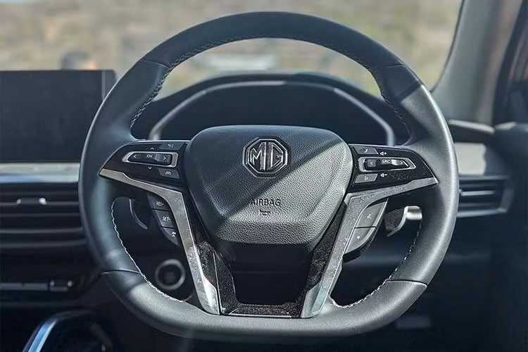 Mẫu SUV khung gầm dạng thang này cũng có khoảng sáng gầm 219mm và khả năng lội nước ở độ sâu 810mm, cho thấy khả năng vượt địa hình ấn tượng.