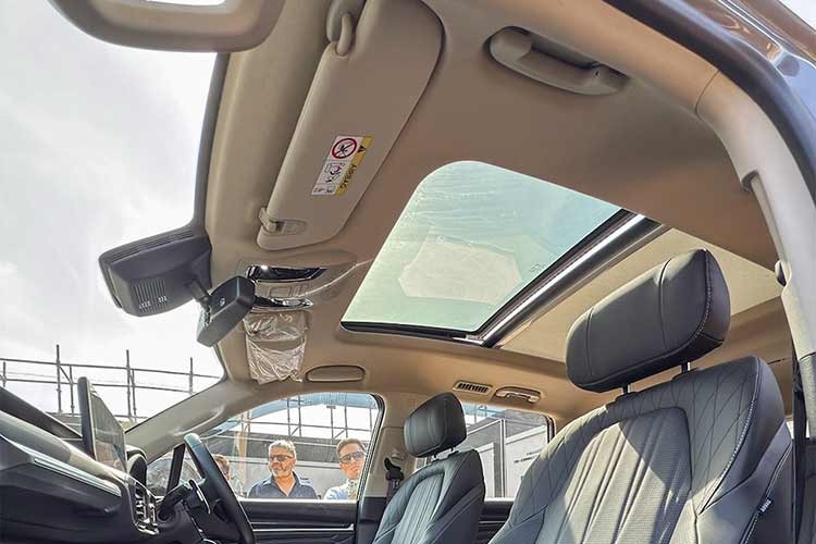 Xe được trang bị cửa sổ trời toàn cảnh Galaxy Roof cỡ lớn, ghế lái chỉnh điện 12 hướng, ghế trước thông gió, ghế trước massage, ổ cắm 3 chấu 220V cho người ngồi phía sau, cửa hậu chỉnh điện và hơn 75 tính năng xe thông minh i-Smart tiên tiến.