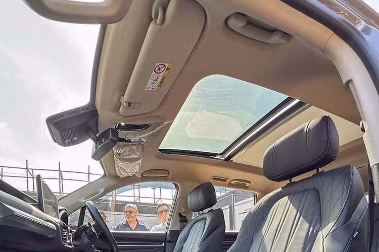 Xe được trang bị cửa sổ trời toàn cảnh Galaxy Roof cỡ lớn, ghế lái chỉnh điện 12 hướng, ghế trước thông gió, ghế trước massage, ổ cắm 3 chấu 220V cho người ngồi phía sau, cửa hậu chỉnh điện và hơn 75 tính năng xe thông minh i-Smart tiên tiến.