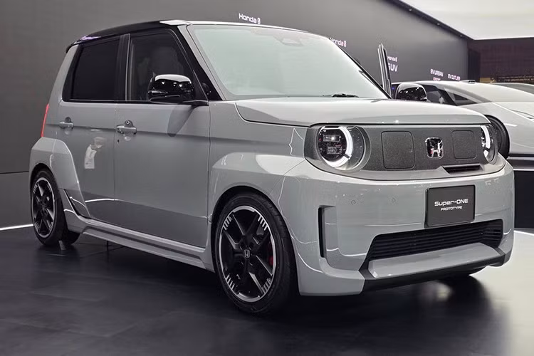 Mẫu xe mini điện thể thao Honda Super-One này được xem là hậu duệ tinh thần của dòng xe City Turbo II nổi tiếng trong những năm 1980, với phong cách thể thao và những hiệu ứng âm thanh mô phỏng đặc trưng của xe động cơ đốt trong.