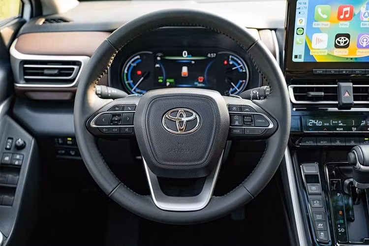 "Trái tim" của Toyota Innova Cross Hybrid là hệ truyền động gồm động cơ xăng 4 xi-lanh, dung tích 2.0L, cho công suất tối đa 150 mã lực và mô-men xoắn cực đại 188 Nm. Động cơ kết hợp cùng mô-tơ điện mạnh 111 mã lực và 206 Nm cùng hộp số tự động vô cấp CVT.