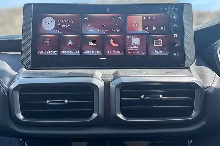 MG Majestor cung cấp ghế chỉnh điện và thông gió cho cả hành khách phía trước và phía sau, hệ thống điều hòa ba vùng, màn hình kỹ thuật số kép lớn 12,3 inch, hai đế sạc không dây, hệ thống âm thanh cao cấp JBL Studio 12, chìa khóa Bluetooth kỹ thuật số, đèn chiếu sáng nội thất 64 màu...