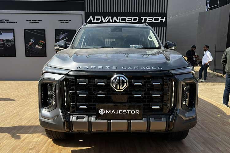 Xe có tới 10 chế độ off-road và việc chuyển đổi giữa chế độ 2H và 4H diễn ra tự động và tức thì. Hệ thống khóa vi sai ba cấp là tính năng lần đầu tiên xuất hiện trong phân khúc và xe cũng có chế độ M-Crawl giúp dễ dàng vượt địa hình.