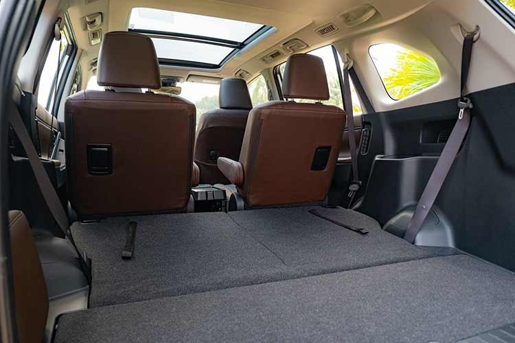 Ghế thương gia của xe chỉnh điện 4 hướng ở hàng ghế giữa, bảng đồng hồ với màn hình đa thông tin TFT 7 inch, màn hình cảm ứng trung tâm 10,1 inch, hỗ trợ kết nối điện thoại không dây, điều hòa tự động, hệ thống âm thanh 6 loa, phanh tay điện tử, tự động giữ phanh tạm thời và cửa sổ trời toàn cảnh.