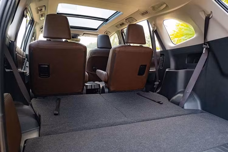 Ghế thương gia của xe chỉnh điện 4 hướng ở hàng ghế giữa, bảng đồng hồ với màn hình đa thông tin TFT 7 inch, màn hình cảm ứng trung tâm 10,1 inch, hỗ trợ kết nối điện thoại không dây, điều hòa tự động, hệ thống âm thanh 6 loa, phanh tay điện tử, tự động giữ phanh tạm thời và cửa sổ trời toàn cảnh.