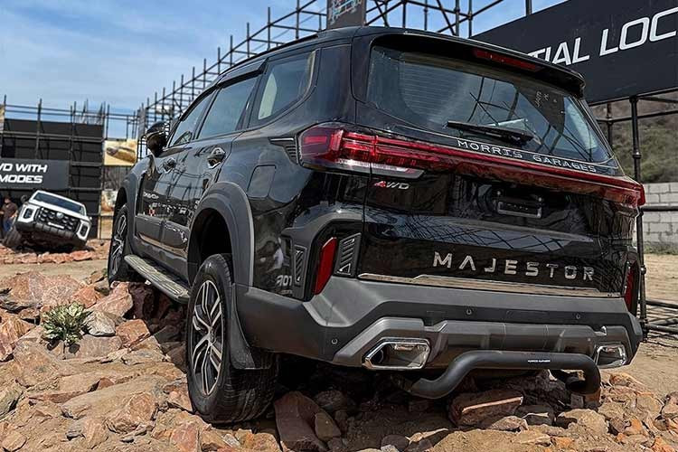 MG đã làm rõ trước đó rằng Majestor sẽ không thay thế Gloster. Thay vào đó, cả hai mẫu SUV sẽ được bán song song, với Majestor ở vị trí cao hơn trong dòng sản phẩm. Điều này cho phép MG nhắm đến đối tượng khách hàng trong phân khúc 5 triệu Rupee (tương đương 1,432 tỷ đồng).