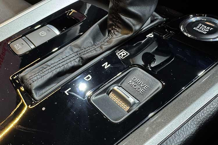 Đáng chú ý, cả Destinator và Xforce đều được xuất xưởng từ nhà máy Bekasi, nơi cung ứng xe trực tiếp cho thị trường Việt Nam. Việc ra mắt phiên bản nâng cấp tại Indonesia thường là tín hiệu cho thấy những trang bị này sẽ sớm xuất hiện trên các mẫu xe phân phối tại Việt Nam.