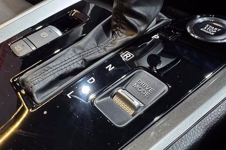 Đáng chú ý, cả Destinator và Xforce đều được xuất xưởng từ nhà máy Bekasi, nơi cung ứng xe trực tiếp cho thị trường Việt Nam. Việc ra mắt phiên bản nâng cấp tại Indonesia thường là tín hiệu cho thấy những trang bị này sẽ sớm xuất hiện trên các mẫu xe phân phối tại Việt Nam.