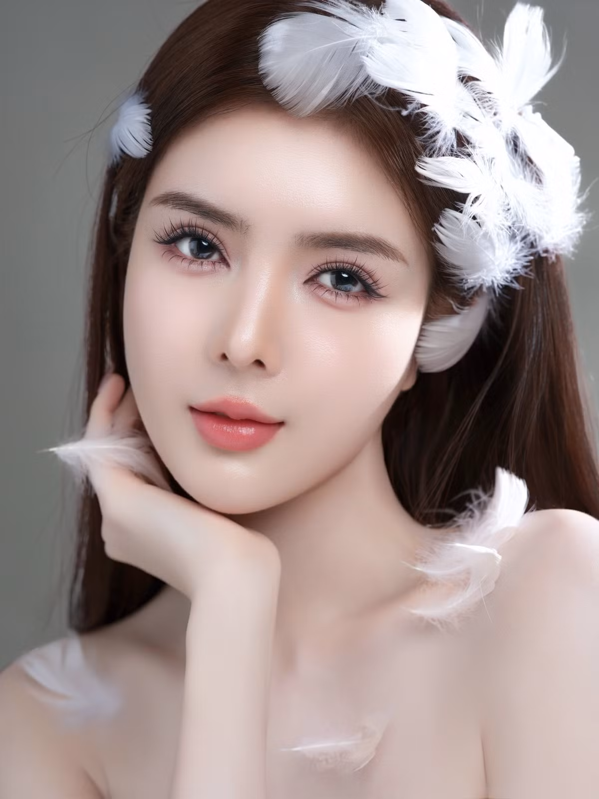 Lilly Luta Tên thật là Nguyễn Thị Lượm, cô sinh năm 1992, lớn lên tại Khánh Hòa và hiện đang sinh sống, làm việc tại TP Hồ Chí Minh.