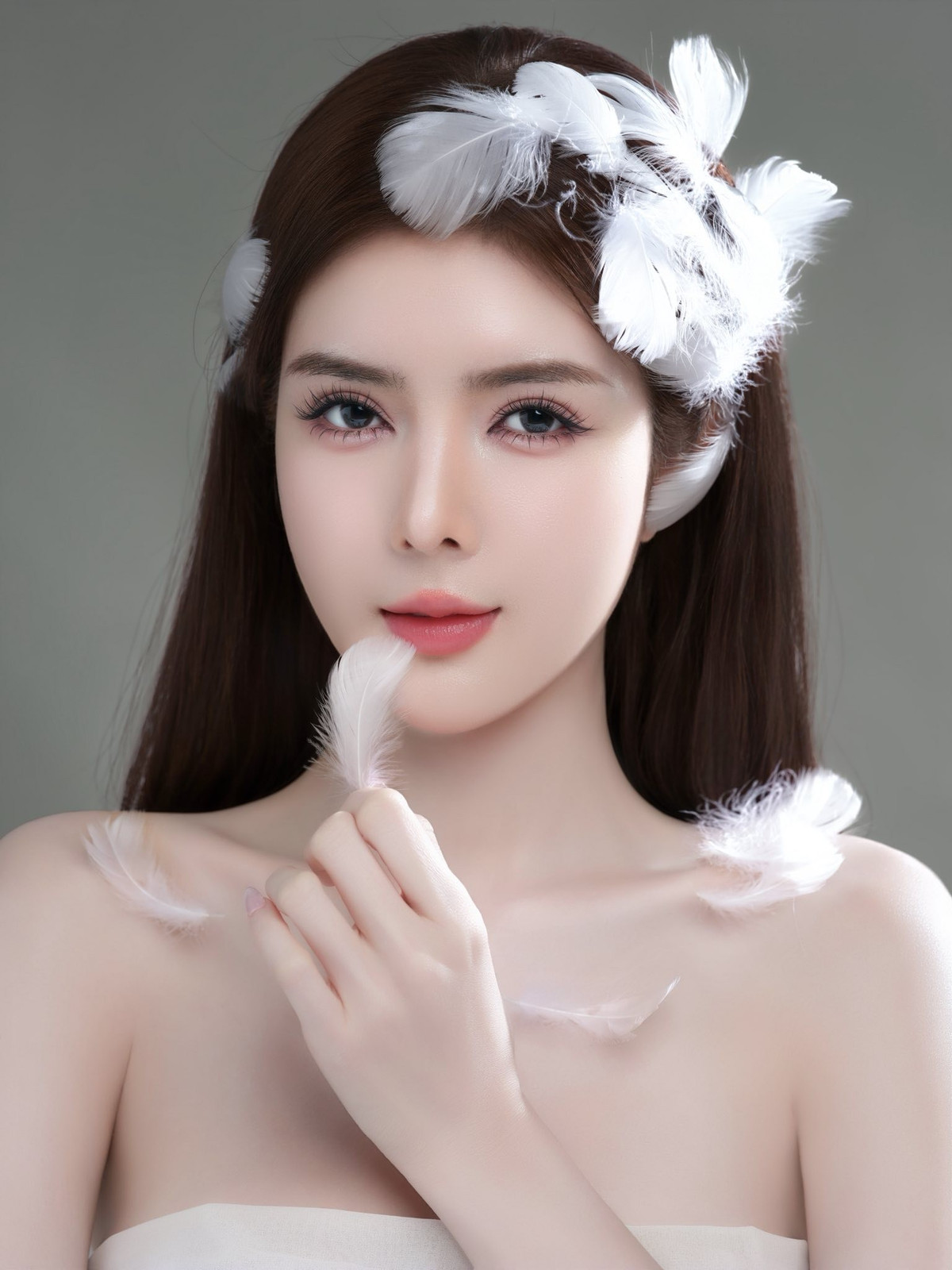 Lớp trang điểm được tiết chế tối đa, tập trung làm nổi bật làn da sứ cùng hiệu ứng bắt sáng tự nhiên, giúp gương mặt người đẹp sinh năm 1992 trông mềm mại và thuần khiết.