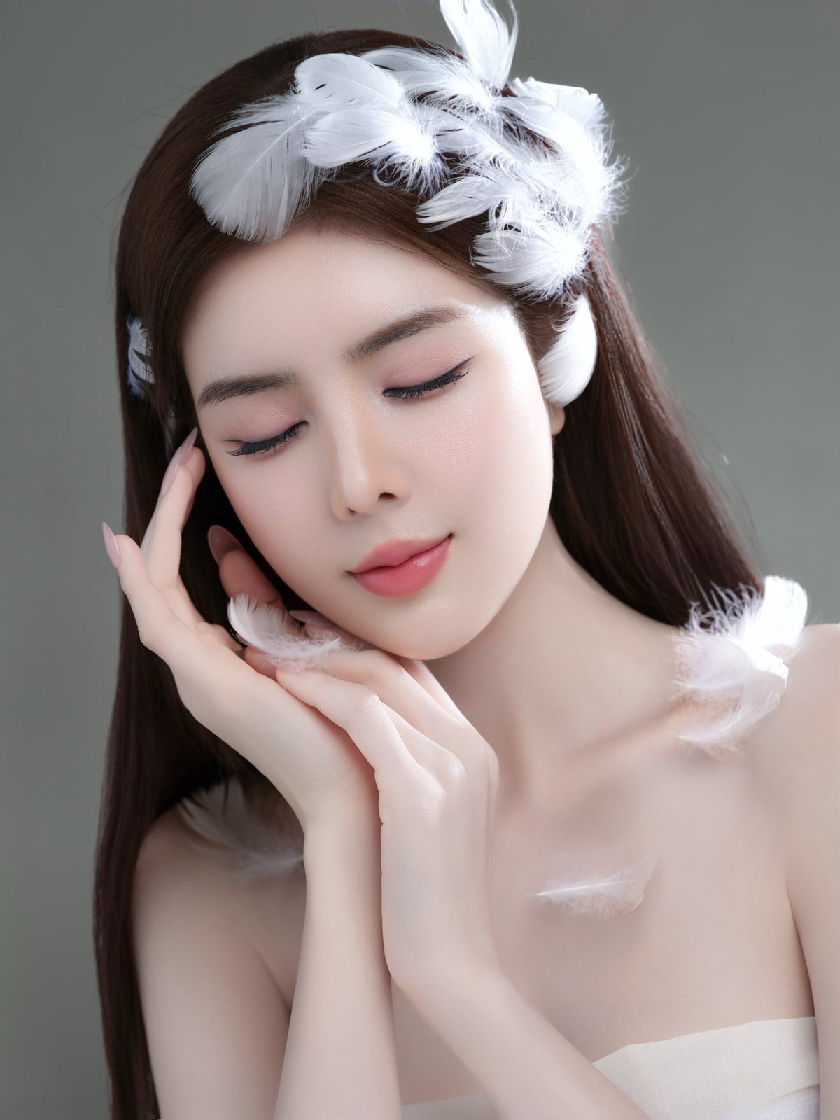 Phần chân mày được kẻ thanh thoát, ôm gọn khuôn mặt, kết hợp sống mũi cao thẳng và đôi môi hồng hào, căng mọng càng làm tăng nét dịu dàng, nữ tính cho Lilly Luta.