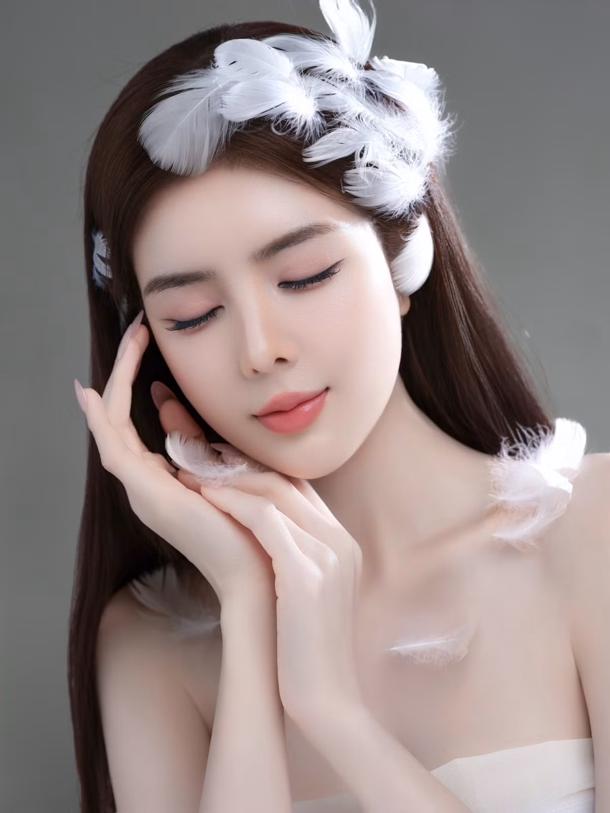 Phần chân mày được kẻ thanh thoát, ôm gọn khuôn mặt, kết hợp sống mũi cao thẳng và đôi môi hồng hào, căng mọng càng làm tăng nét dịu dàng, nữ tính cho Lilly Luta.