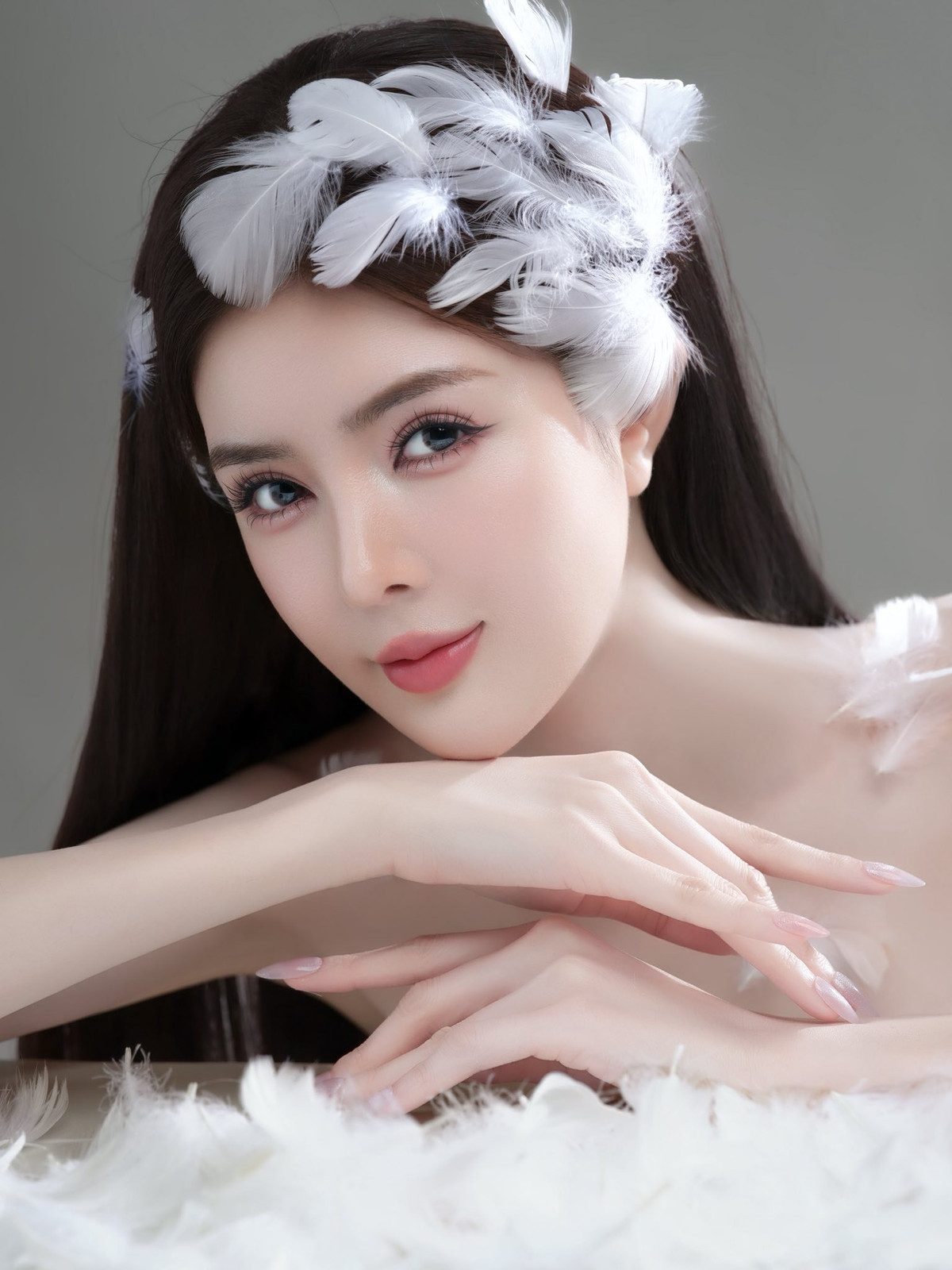 Ở góc máy cận mặt, Lilly Luta gây ấn tượng với làn da trắng mịn, căng bóng gần như không tì vết.