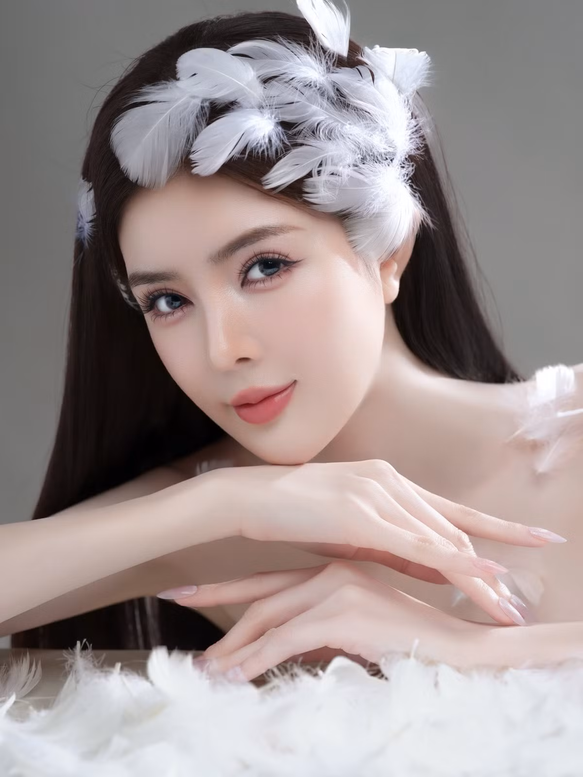 Ở góc máy cận mặt, Lilly Luta gây ấn tượng với làn da trắng mịn, căng bóng gần như không tì vết.