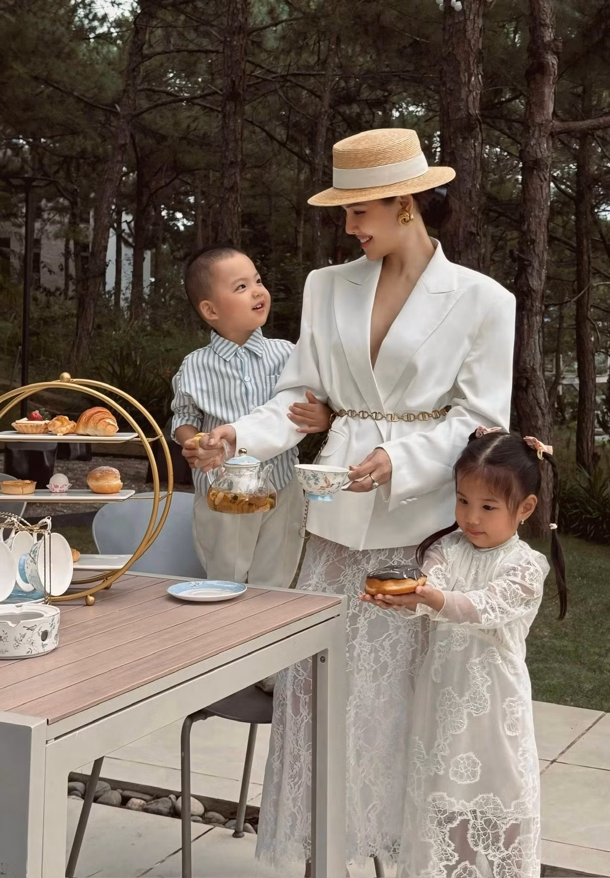 Đám cưới của Phanh Lee được tổ chức kín đáo, riêng tư nhưng vẫn toát lên sự sang trọng và ấm cúng. Kể từ đó, cuộc sống của cô bước sang một trang mới, ngập tràn hạnh phúc và sự đủ đầy.