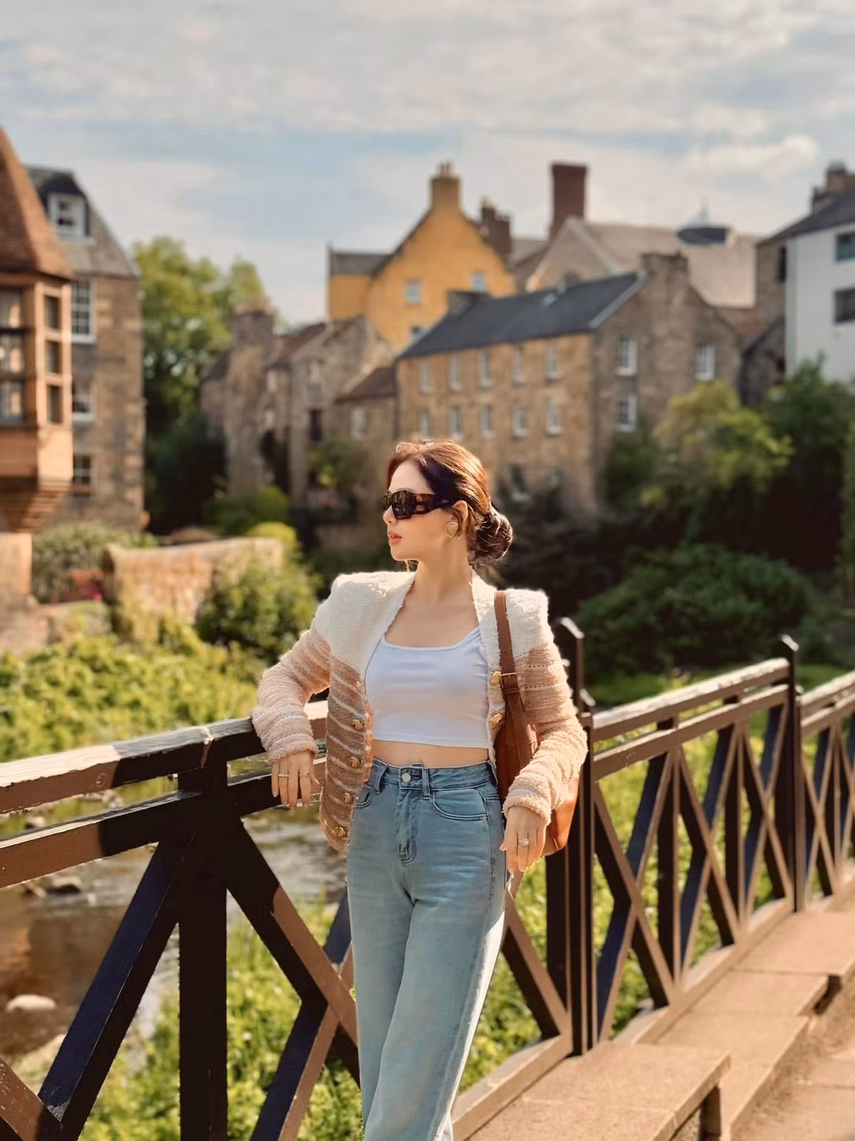 Những món đồ hiệu, những bữa ăn cao cấp và không gian sống tiện nghi mà Phanh Lee chia sẻ đã cho thấy một cuộc sống đáng mơ ước. Tuy nhiên, cô nàng vẫn luôn giữ được sự gần gũi, đáng yêu, không phô trương quá mức.