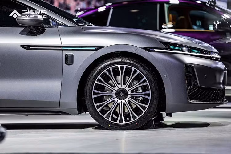 Sức mạnh đến từ hệ động lực hybrid EREV (chạy điện, nhưng động cơ xăng đóng vai trò là máy nổ sạc lại pin để kéo dài tầm hoạt động.