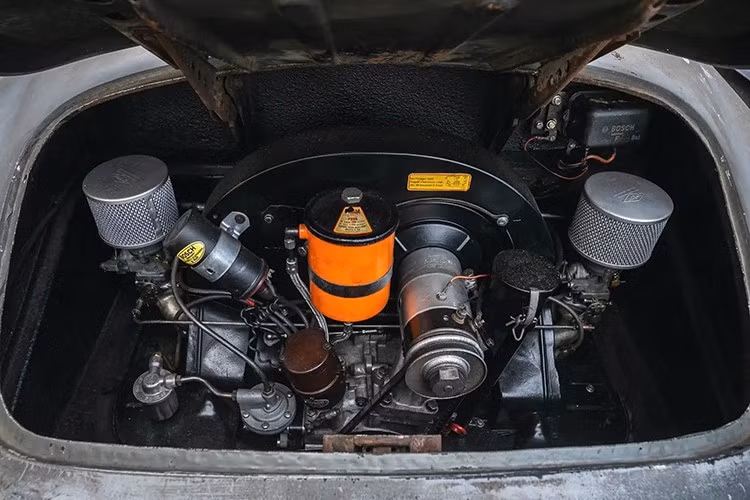 Chiếc xe vẫn giữ nguyên toàn bộ các tấm ốp thân xe nguyên bản, điều này có thể được kiểm chứng thông qua các dấu tem gốc. Lớp gỉ đồng là sự kết hợp giữa lớp sơn nguyên bản và lớp sơn hoàn thiện của đại lý được áp dụng trước khi xe được đưa vào kho. Nội thất đã bị thay đổi đáng kể trong quá trình cất giữ, vì vậy những thứ như thảm và bọc ghế phải được thay thế.