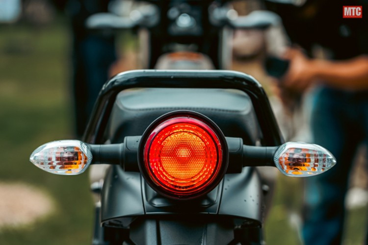 Mẫu xe máy số Yamaha PG-1 2025 mới cũng sở hữu khoảng sáng gầm xe 190mm. Động cơ 2 van 4 kỳ xi-lanh đơn dung tích 114cc Làm mát bằng không khí cũng được giữ nguyên.