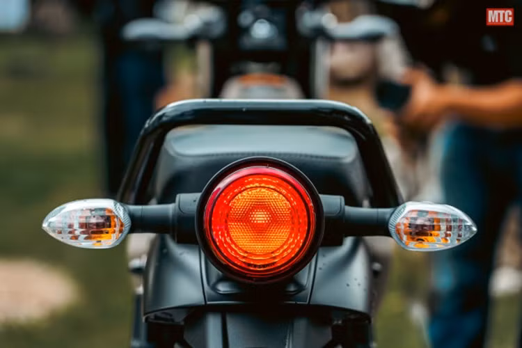 Mẫu xe máy số Yamaha PG-1 2025 mới cũng sở hữu khoảng sáng gầm xe 190mm. Động cơ 2 van 4 kỳ xi-lanh đơn dung tích 114cc Làm mát bằng không khí cũng được giữ nguyên.