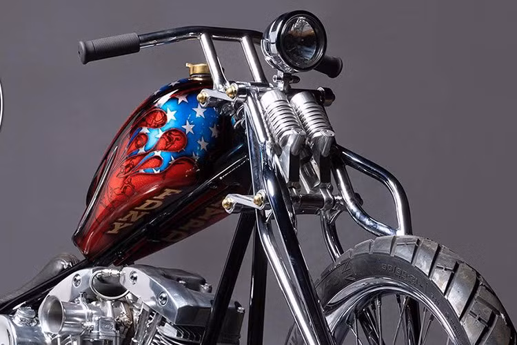 Đây là một tác phẩm độc nhất vô nhị, được chế tạo dựa trên bộ khung cứng cáp tùy chỉnh do Paul Cox Industries tự tay làm từ đầu. Trái tim của xe được những người thợ độ lắp đặt động cơ Harley-Davidson 1966.