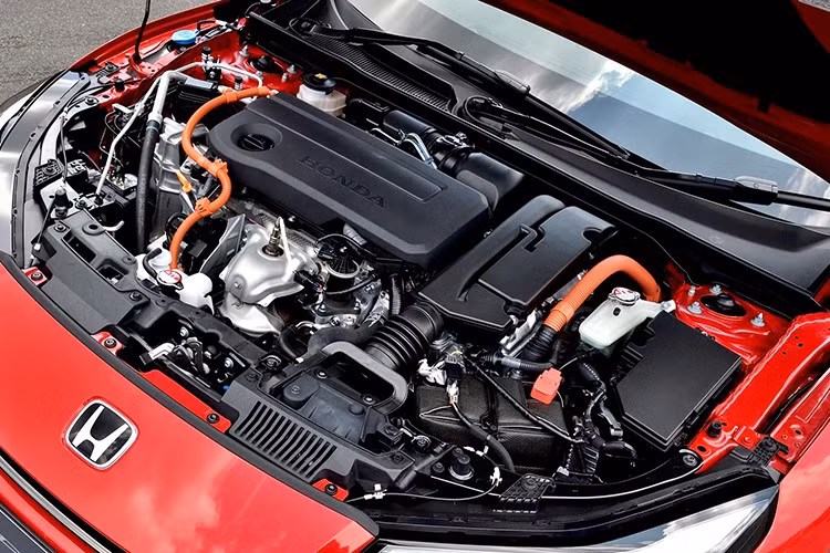 Hệ thống khung gầm chia sẻ từ Civic Type R, với treo trước dạng dual-axis strut, giảm xóc thích ứng, phanh Brembo và mâm 19 inch kèm công nghệ giảm ồn.