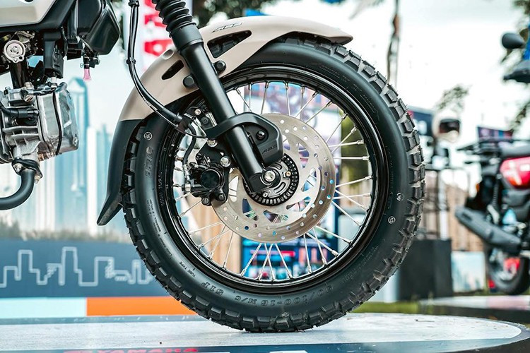 Đồng thời, lốp xe Yamaha PG-1 2025 cũng được thay thế bằng loại lốp có vân lốp kích thước lớn hơn so với các mẫu xe trước, dù đều có cỡ 90/100-16 cho cả 2 bánh như trước đây.