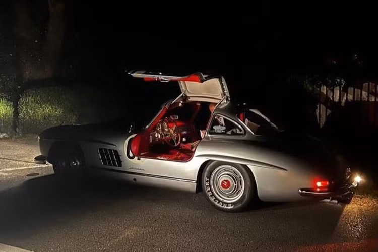 Nếu chiếc xe Mercedes-Benz 300 SL Gullwing hàng độc siêu hiếm này ra biển số Việt Nam, giá có thể lên đến 100 tỷ đồng, nhưng hiện chưa rõ xe ra biển nước nào, và ai là người sở hữu.