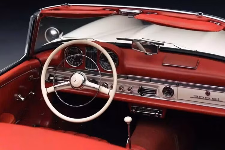 Chiếc Mercedes-Benz 300 SL Gullwing có khả năng đạt tốc độ lên đến 260 km/h, mang lại danh tiếng là nhà vô địch đua xe thể thao và trở thành chiếc xe sản xuất nhanh nhất thời bấy giờ. Cửa cánh chim biểu tượng và kết cấu khung ống nhẹ tiên tiến đã góp phần tạo nên vị thế là một mẫu xe đột phá và có sức ảnh hưởng lớn.