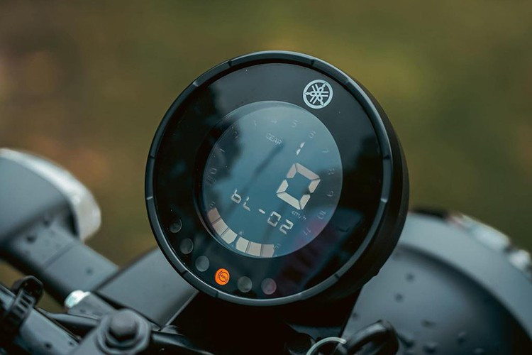 Về thiết kế tổng thể, phiên bản PG-1 2025 không có gì thay đổi lớn với đèn pha-hậu tròn kiểu cổ điển, hình dáng nhỏ gọn nhưng "bụi bặm", tay lái rộng và cao, yên trước - sau tách biệt giữa người lái và hành khách.