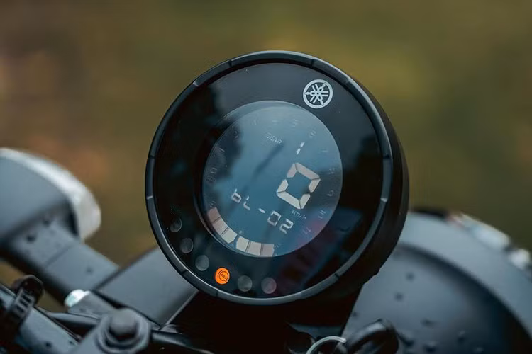 Về thiết kế tổng thể, phiên bản PG-1 2025 không có gì thay đổi lớn với đèn pha-hậu tròn kiểu cổ điển, hình dáng nhỏ gọn nhưng "bụi bặm", tay lái rộng và cao, yên trước - sau tách biệt giữa người lái và hành khách.