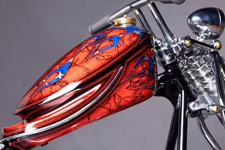 Cố máy xe độ theo cấu hình cổ điển nhưng được hoàn thiện bằng các chi tiết nhôm được pha trộn thủ công tại các đường nối và đánh bóng bằng máy. Động cơ vận hành hộp số 1 cấp với bộ khởi động điện.