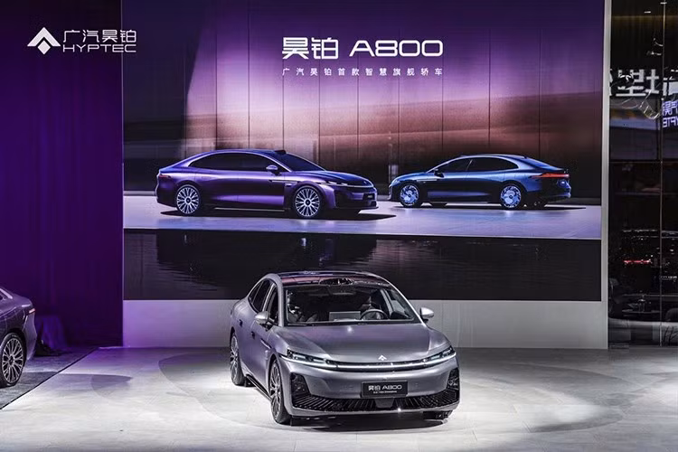 Động cơ 1,5 l tăng áp của GAC Hyptec A800 có công suất tối đa 118kW (158 mã lực), kết hợp với pin lithium sắt phosphate. Tốc độ tối đa là 185km/h, theo thông tin đăng kiểm Trung Quốc.