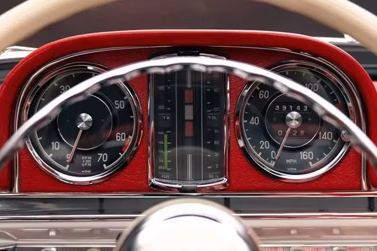 Tên gọi "SL" là viết tắt của thuật ngữ tiếng Đức "super-leicht", có nghĩa là "siêu nhẹ", ám chỉ cấu trúc nhẹ đặc trưng của xe đua. 300 SL được giới thiệu tại thị trường Mỹ theo gợi ý của Max Hoffman, nhà nhập khẩu xe Mercedes-Benz tại Mỹ vào thời điểm đó.