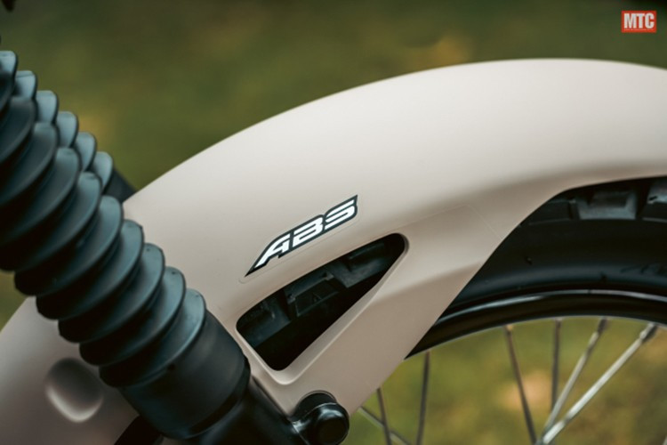 Phiên bản 2025 đầu tiên đã được trang bị Hệ thống chống bó cứng phanh (ABS). Ngoài ra, xe còn được trang bị đĩa phanh 245mm thay vì 220mm nguyên bản.