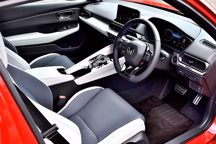 Nội thất được hoàn thiện với phối màu xanh-trắng, logo Prelude thêu nổi và các vật liệu mềm cao cấp. Thiết kế dạng liftback cho phép mở rộng không gian chứa đồ, kết hợp hàng ghế gập 60:40 và sàn khoang hành lý phụ.