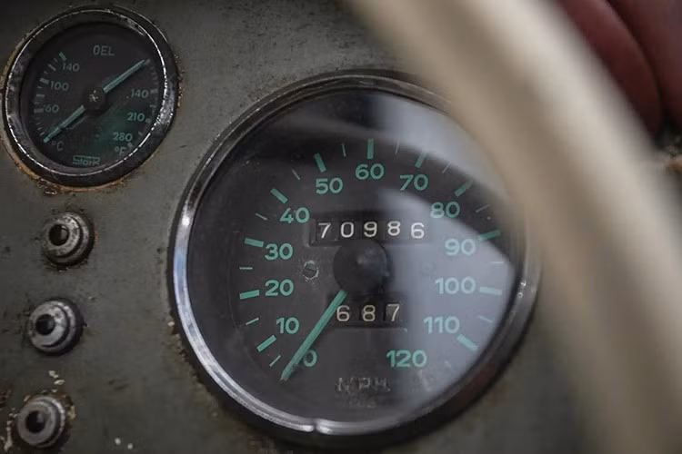 Chiếc Porsche 356 đời 1955 vẫn còn nguyên vẹn cho đến khi European Collectibles, một chuyên gia về Porsche có trụ sở tại California, phát hiện ra nó cách đây một thời gian. Sau khi nhận được tin báo, chiếc 356 đã được đưa ra ngoài và kéo về trụ sở công ty để tháo rời.