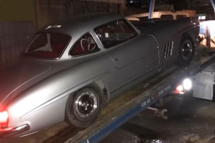 Mercedes-Benz chế tạo ra chiếc 300 SL để dành cho những ai muốn một chiếc xe thể thao nhẹ, mang đậm chất xe đua, chỉ có khoảng 1.400 chiếc coupe từ năm 1954 đến năm 1957, hiện tại, có nhiều xe được giao dịch lên đến 1,2 đến 3 triệu đô la.