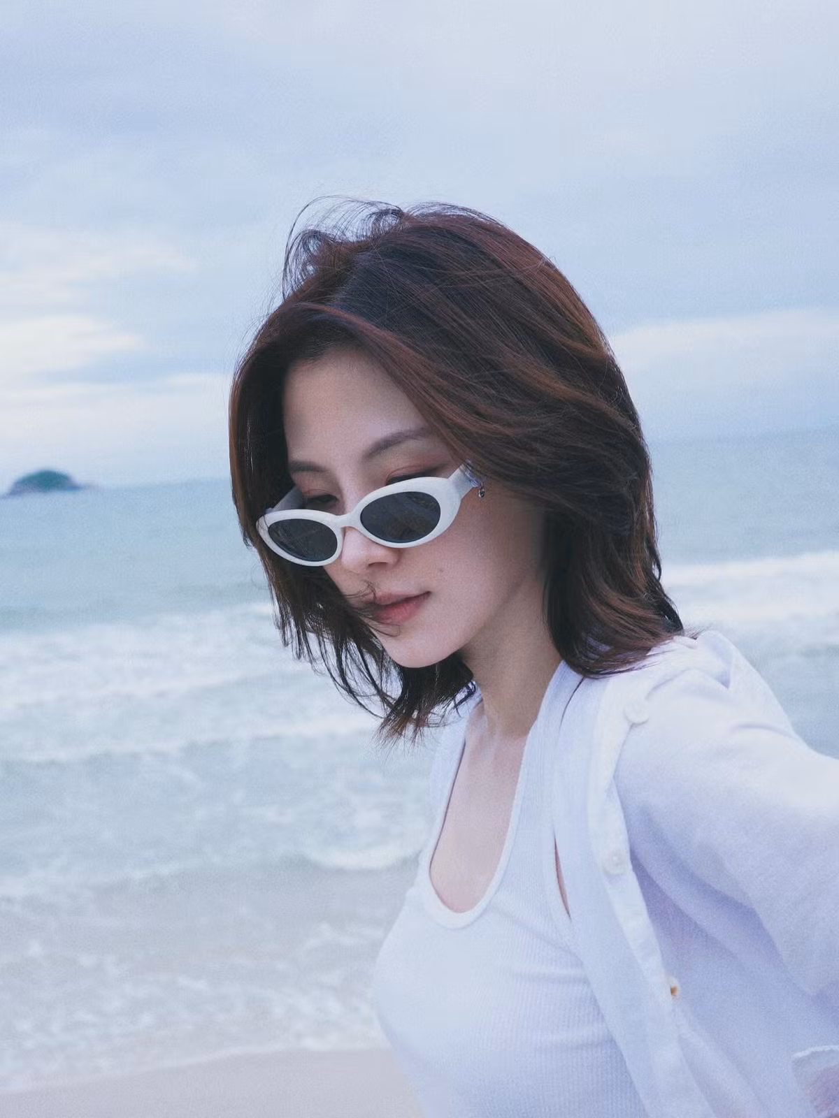 Baifern Pimchanok – nàng thơ của điện ảnh Thái Lan – sinh năm 1992, là gương mặt quen thuộc với khán giả châu Á qua hàng loạt tác phẩm nổi tiếng như Mối tình đầu (A Little Thing Called Love), Chiếc lá cuốn bay hay Yêu nhầm bạn thân (Friend Zone).