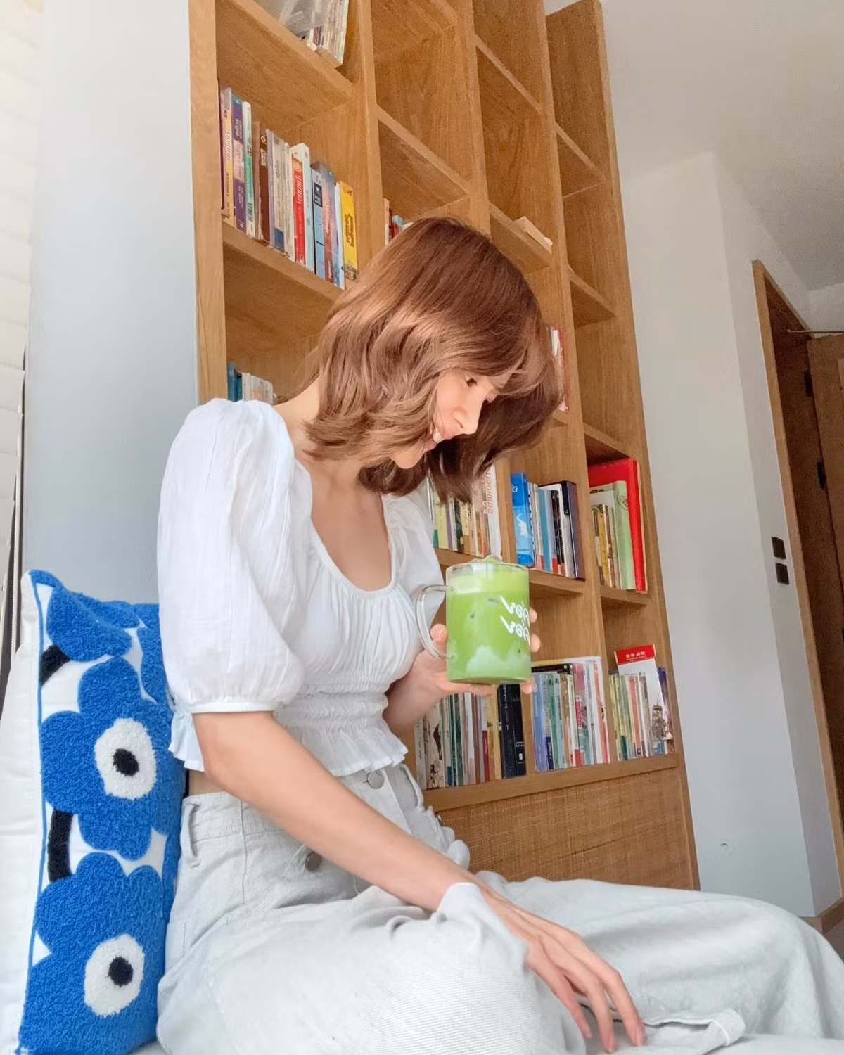 Nếu như trước đây Baifern gắn liền với hình ảnh tóc dài nữ tính, thì thời gian gần đây, cô gây bất ngờ khi cắt tóc ngắn ngang vai, uốn nhẹ tự nhiên.