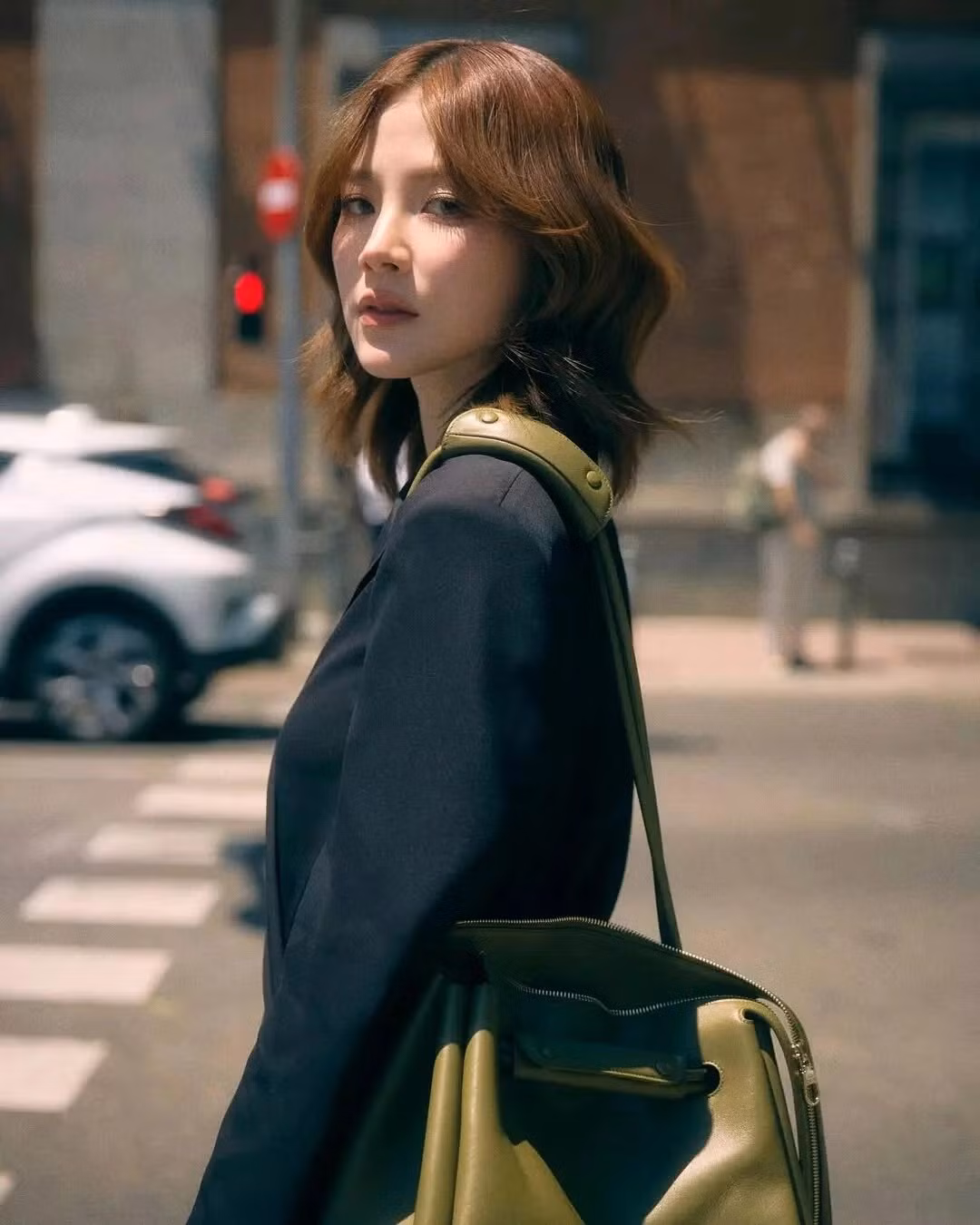 Đặc biệt, với những outfit mùa thu – đông, Baifern cho thấy gu thời trang trưởng thành nhưng vẫn "hack tuổi" cực đỉnh. Áo khoác da màu nâu kết hợp chân váy denim và áo trắng bên trong giúp cô vừa sành điệu, vừa giữ được sự mềm mại đặc trưng. Cách chọn chất liệu da và denim khiến tổng thể không bị già, mà ngược lại rất "trendy" và hợp với thời tiết se lạnh.