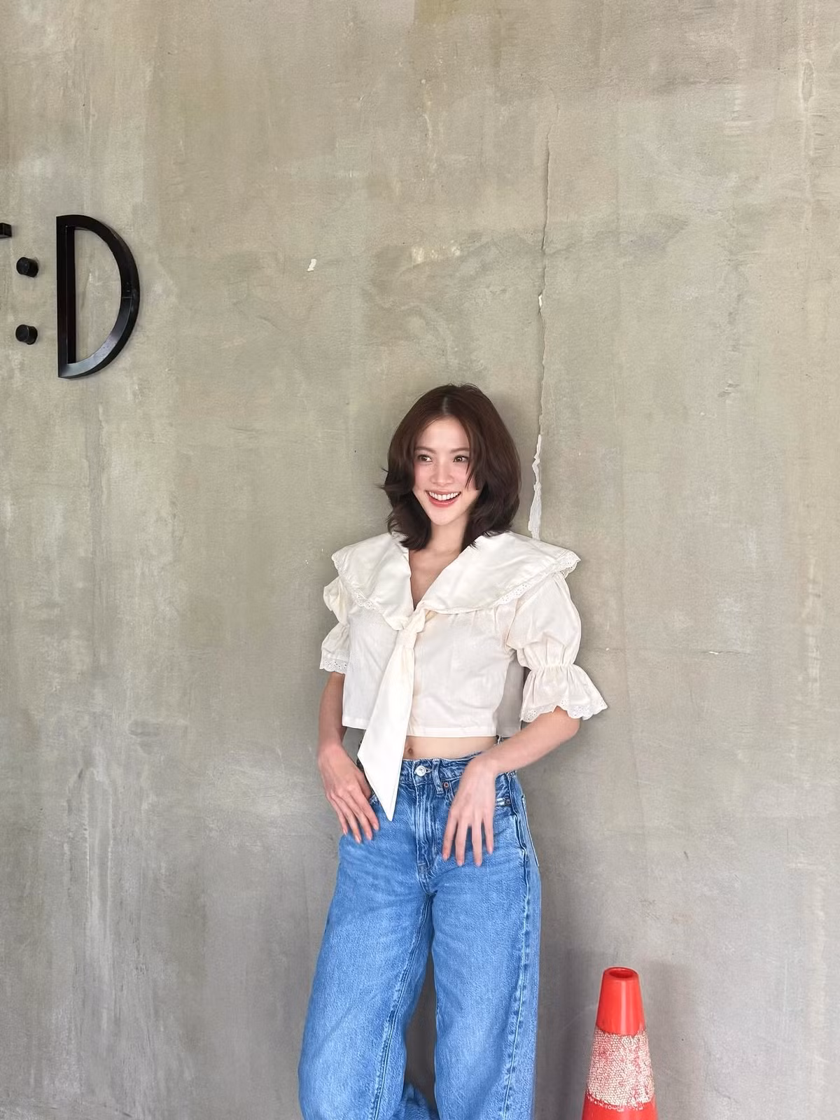 Tưởng chừng kiểu tóc này sẽ "kén mặt", nhưng với Baifern, đây lại là bước ngoặt giúp cô thêm phần năng động, hiện đại mà vẫn giữ được nét mềm mại, nữ tính.