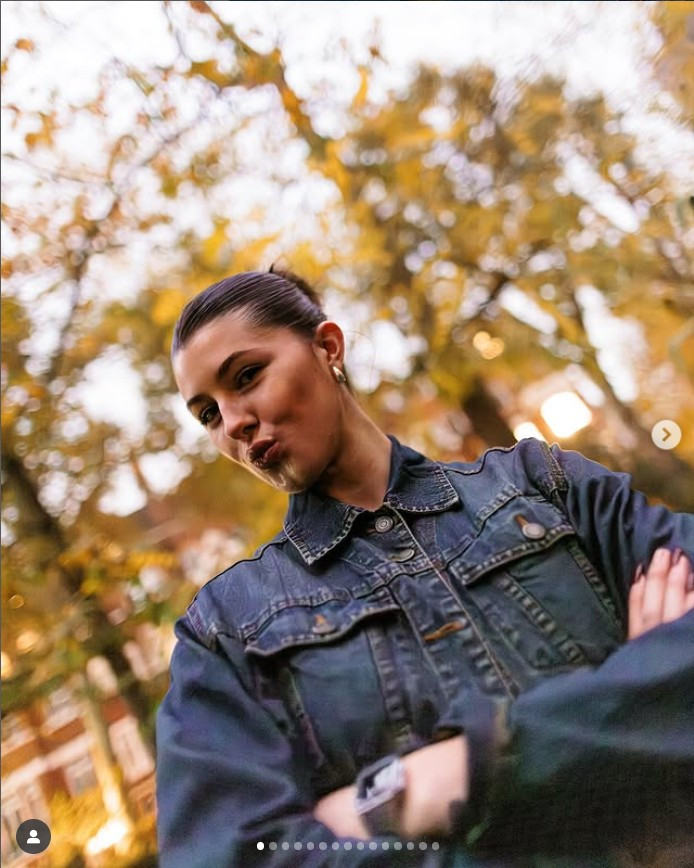 Đỉnh cao nhất đến tại Tokyo 2025 khi Hunt về nhì nội dung 200 m, chỉ sau VĐV Mỹ Melissa Jefferson-Wooden. Chiến thắng này khiến cô bật khóc trên bục nhận huy chương và thừa nhận: "Tôi không ngừng mỉm cười và khóc. Khi nhìn thấy mẹ, tôi òa khóc ngay. Tôi biết ông nội đang dõi theo và dẫn lối cho tôi". Ảnh sử dụng trong bài: Instagram nhân vật.